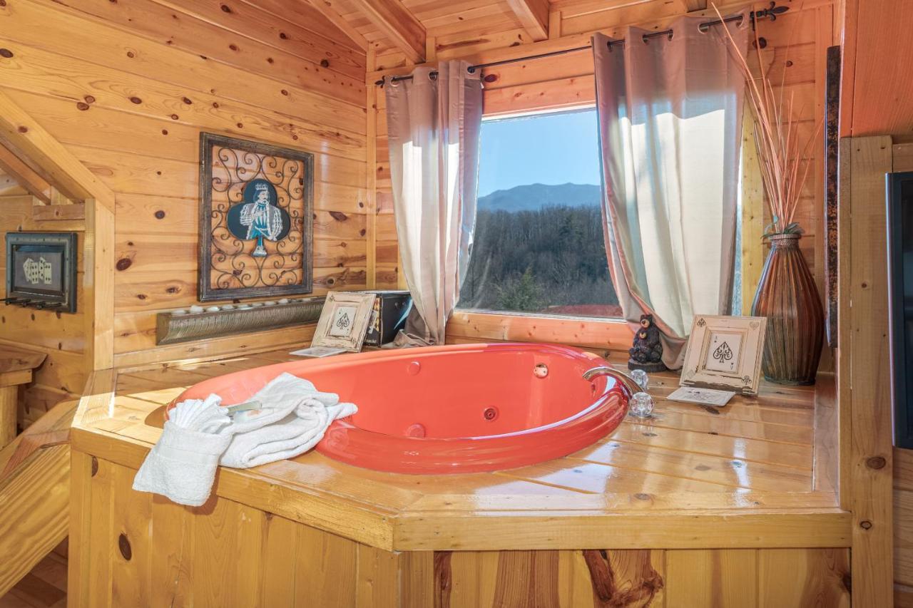 BUCK NAKED LODGE HOT TUB JETTED JACUZZI 2 STONE GAS LOG FIREPLACE AND POOL  TABLE GATLINBURG, TN (United States) - from US$ 338 | BOOKED